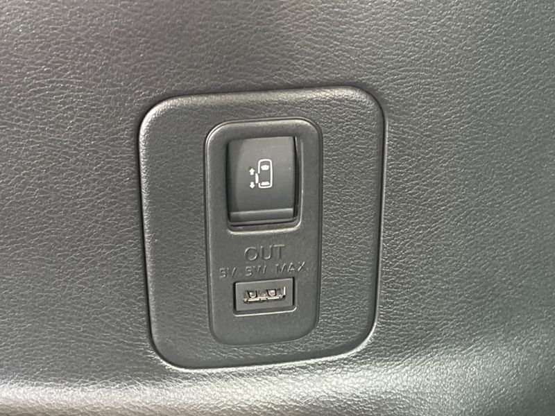 2017 Nissan Serena DAA-GFC27 (UW-6a6d631d697df)[19]