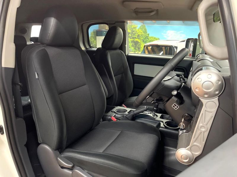 2013 Toyota FJ CRUISER CBA-GSJ15W (UW-6a6d634191a17)[24]