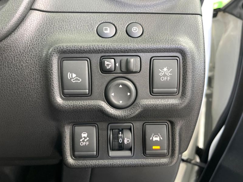 2017 Nissan Note DAA-HE12 (UW-6a6d635df4125)[28]