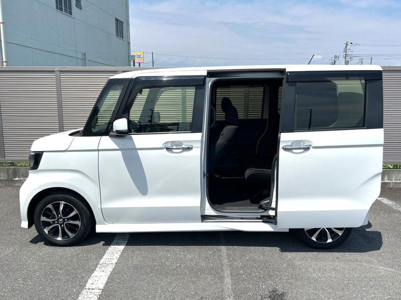 2018 Honda N-BOX CUSTOM DBA-JF3 (UW-6a6d63a12cc14)[21]