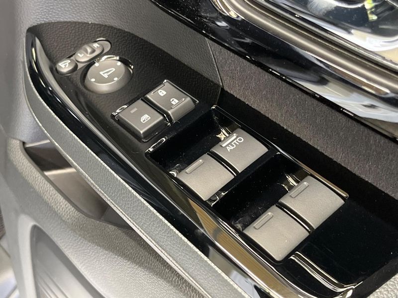 2023 Honda N-BOX CUSTOM 6BA-JF3 (UW-6a6d63bbe957b)[15]