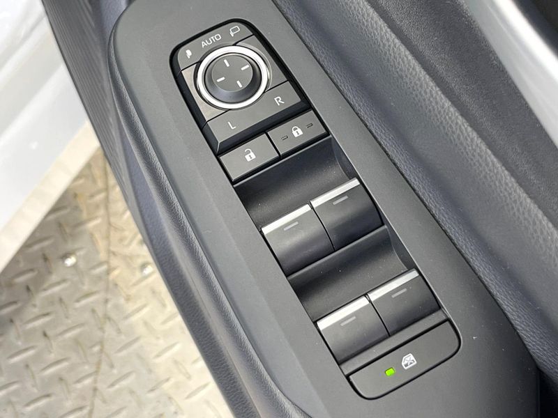 2024 Toyota Prius 6LA-MXWH61 (UW-6a6d652f9a2f4)[29]