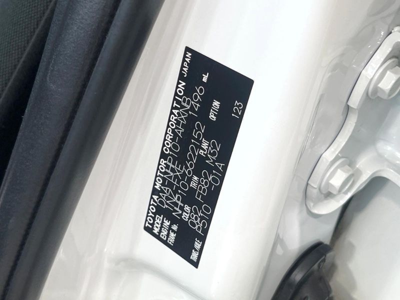 2017 Toyota Aqua DAA-NHP10 (UW-6a6d654c8ea58)[1]