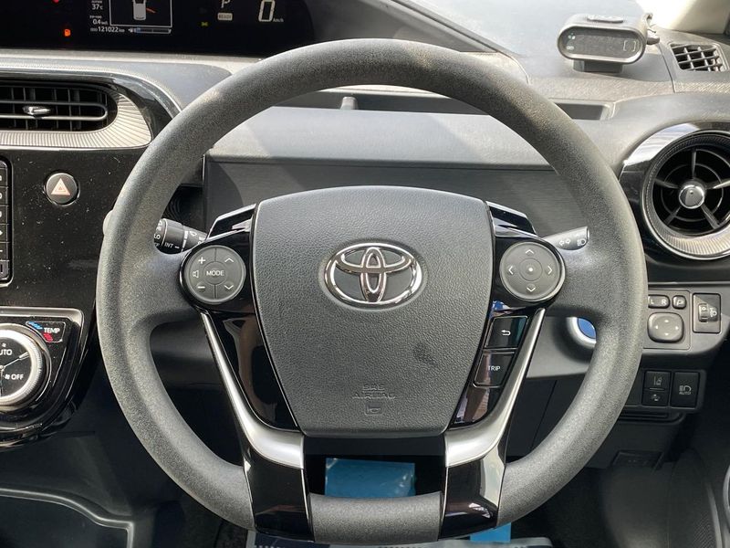 2017 Toyota Aqua DAA-NHP10 (UW-6a6d654d34353)[21]