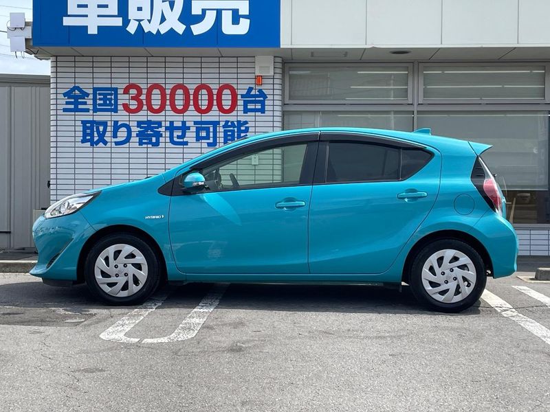 2017 Toyota Aqua DAA-NHP10 (UW-6a6d654d34353)[4]