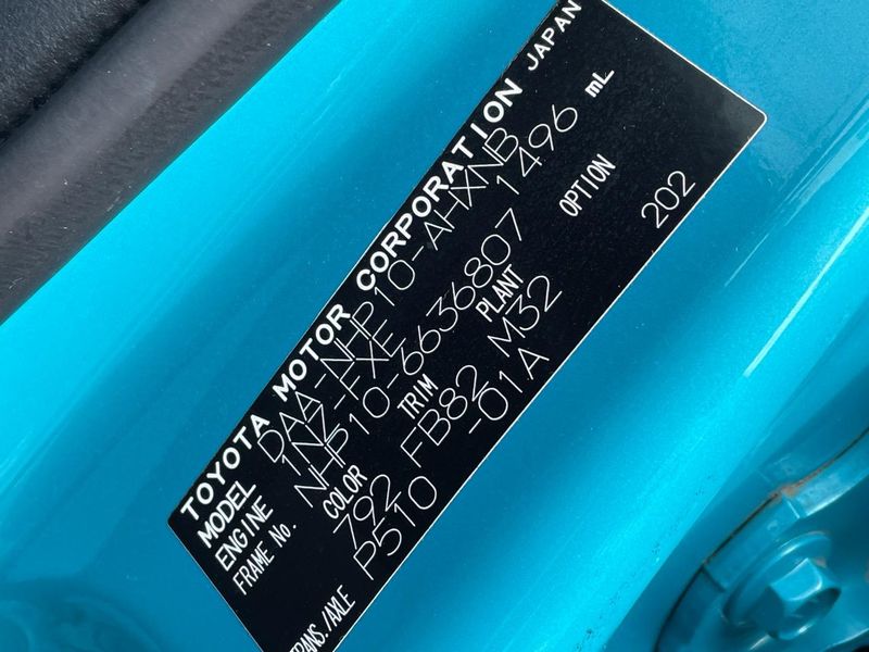 2017 Toyota Aqua DAA-NHP10 (UW-6a6d654d34353)[1]