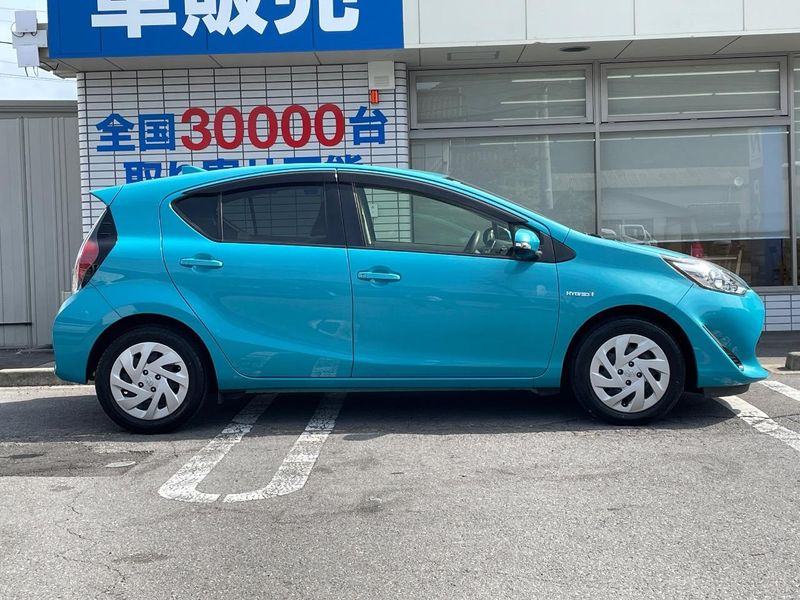 2017 Toyota Aqua DAA-NHP10 (UW-6a6d654d34353)[8]