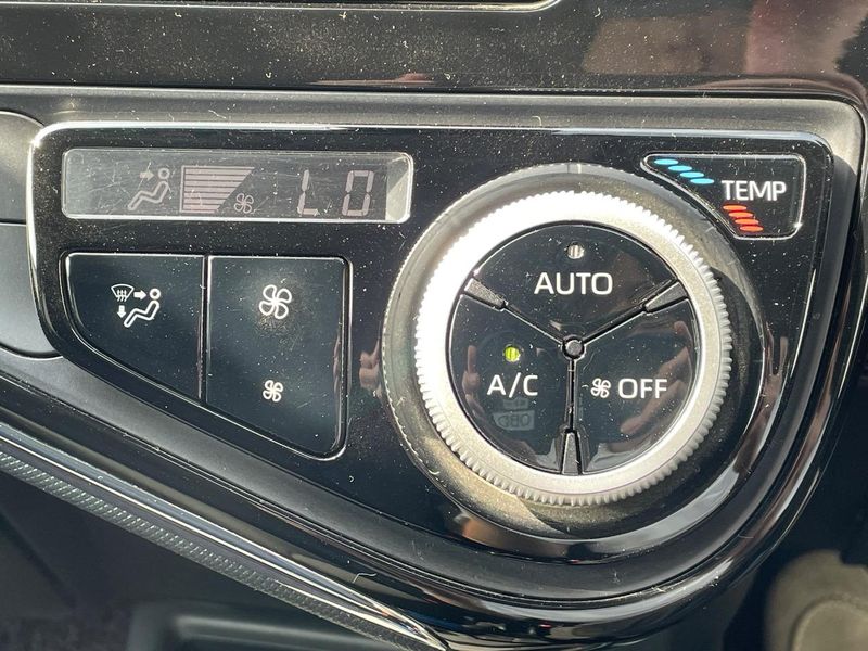 2017 Toyota Aqua DAA-NHP10 (UW-6a6d654d34353)[24]