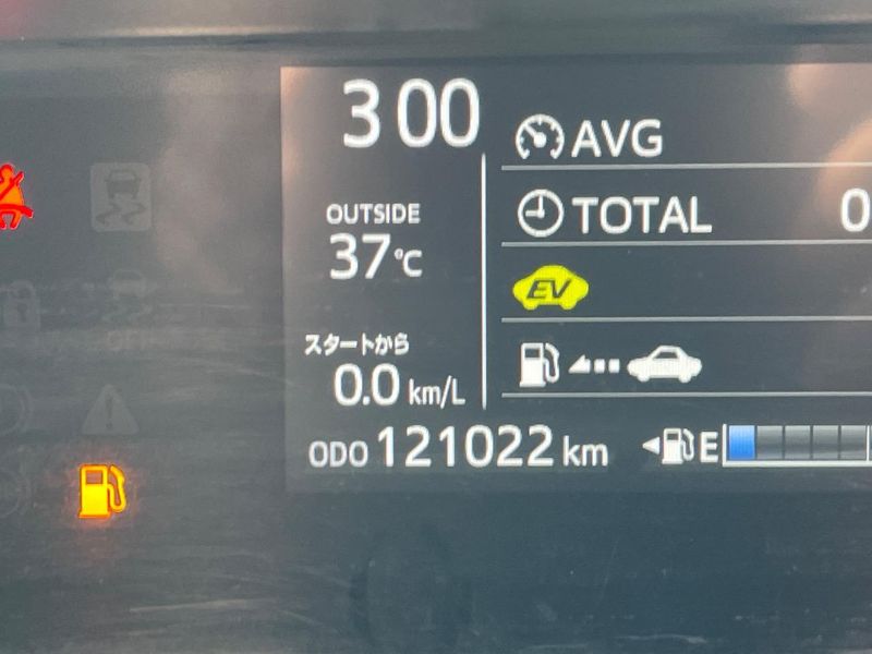2017 Toyota Aqua DAA-NHP10 (UW-6a6d654d34353)[2]