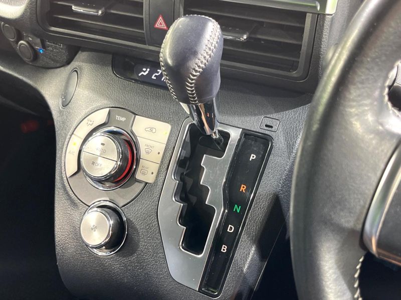 2017 Toyota Sienta DAA-NHP170G (UW-6a6d65537ca76)[28]