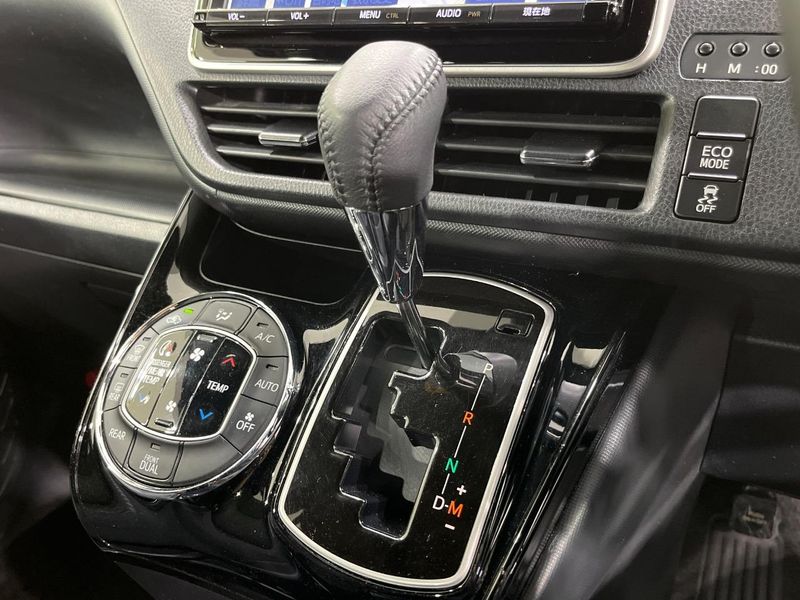 2017 Toyota Voxy DBA-ZRR85W (UW-6a6d6619f20ab)[26]