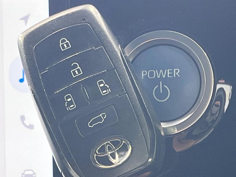 2023 Toyota Voxy 6AA-ZWR90W (UW-6a6d6657816ef)[29]