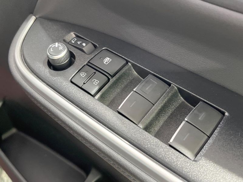 2023 Toyota Voxy 6AA-ZWR90W (UW-6a6d6657816ef)[18]