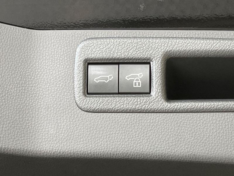 2023 Toyota Harrier Hybrid 6AA-AXUH80 (UW-6a6eb3dd5539d)[18]