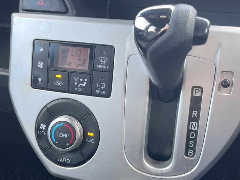 2015 Toyota Pixis Mega DBA-LA700A (UW-6a6eb5a27260f)[22]