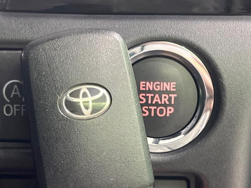 2021 Toyota Voxy 3BA-ZRR80W (UW-6a6eb766a41e0)[21]