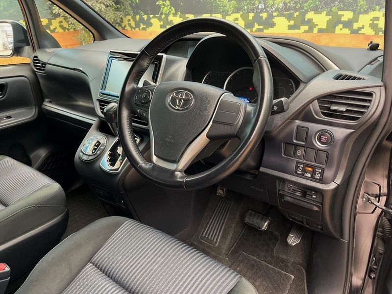 2015 Toyota Voxy DBA-ZRR85W (UW-6a6eb7672e5a6)[12]