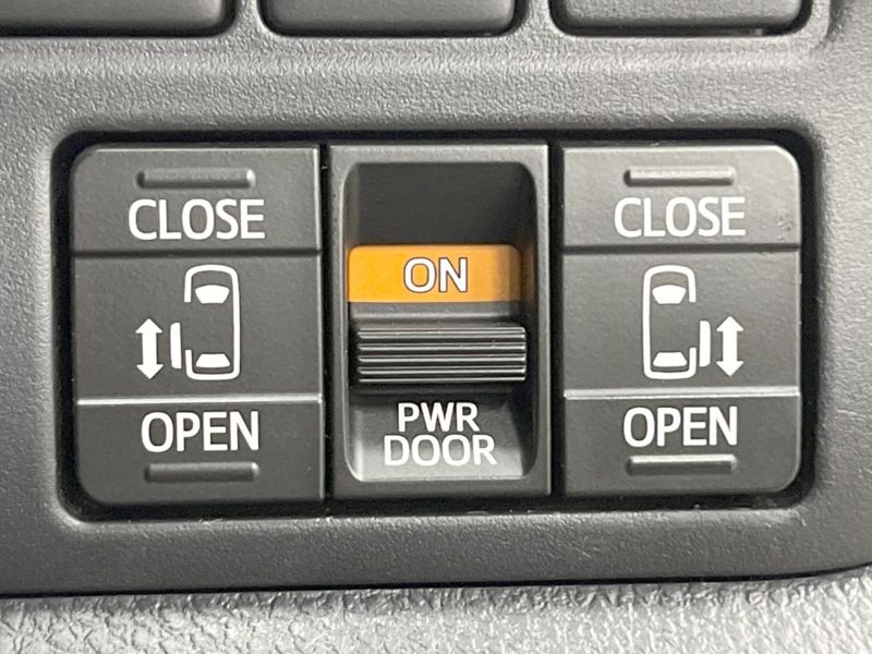 2020 Toyota Voxy 3BA-ZRR85W (UW-6a6eb7699e5d7)[27]