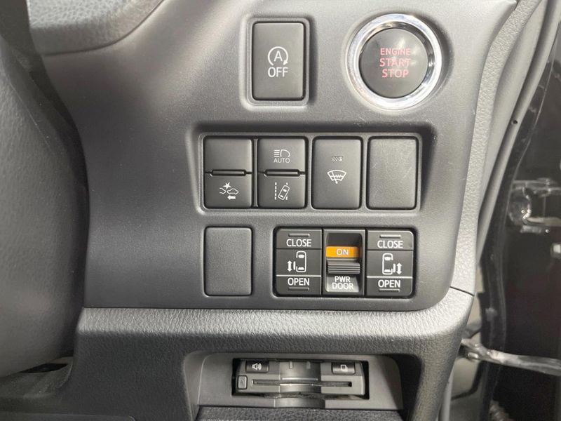 2020 Toyota Voxy 3BA-ZRR85W (UW-6a6eb7699e5d7)[21]