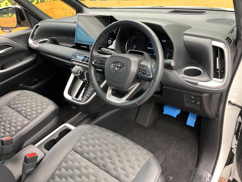2022 Toyota Voxy 6AA-ZWR90W (UW-6a6eb79a21b46)[23]