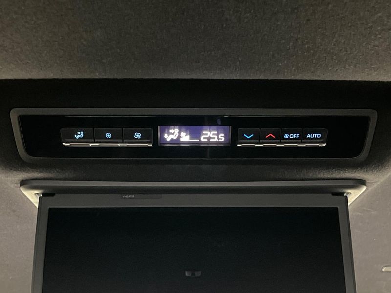 2023 Toyota Voxy 6AA-ZWR90W (UW-6a6eb79cd1ba2)[21]