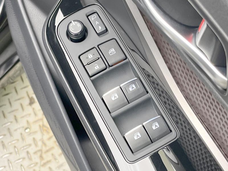 2018 Toyota C-HR DAA-ZYX10 (UW-6a6eb7aa3ff3d)[21]