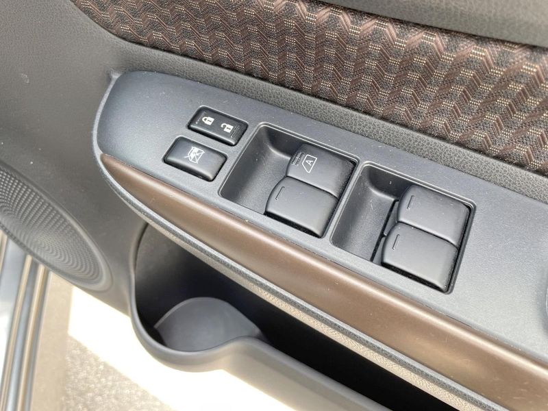 2017 Nissan Note DAA-HE12 (UW-6a70063a1bb92)[16]