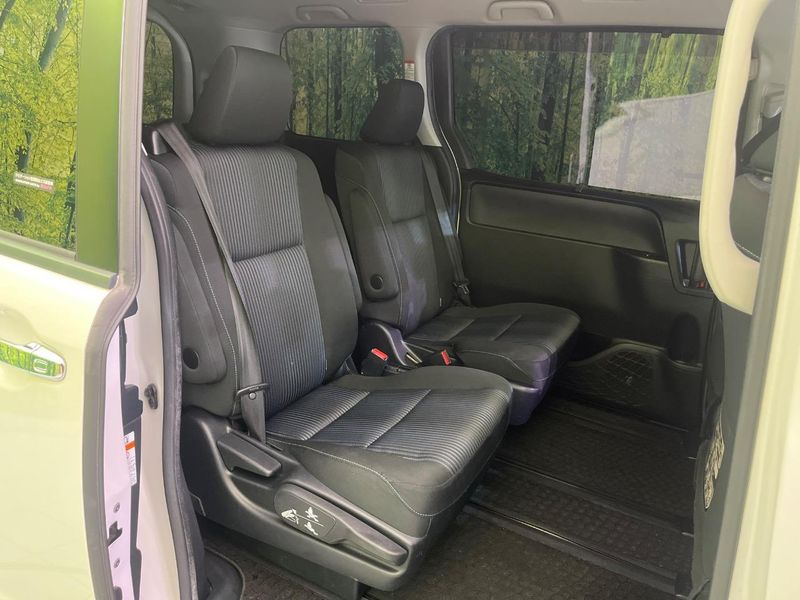 2016 Toyota Voxy DBA-ZRR80W (UW-6a7008c7618e5)[17]