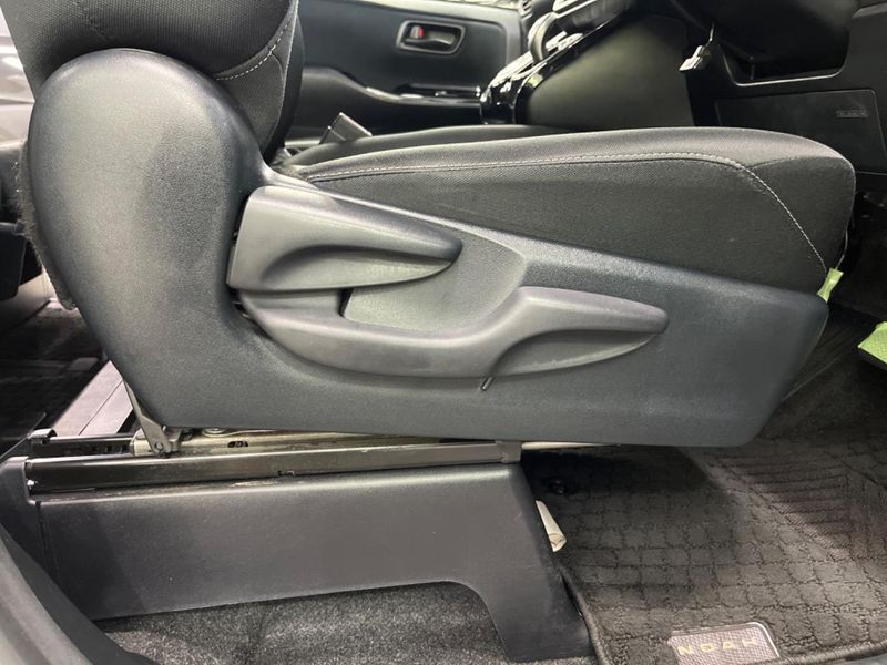 2017 Toyota Noah DAA-ZWR80W (UW-6a70090513497)[11]