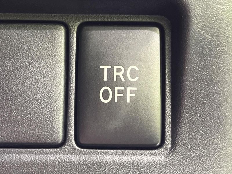 2017 Toyota Noah DAA-ZWR80W (UW-6a70090513497)[20]