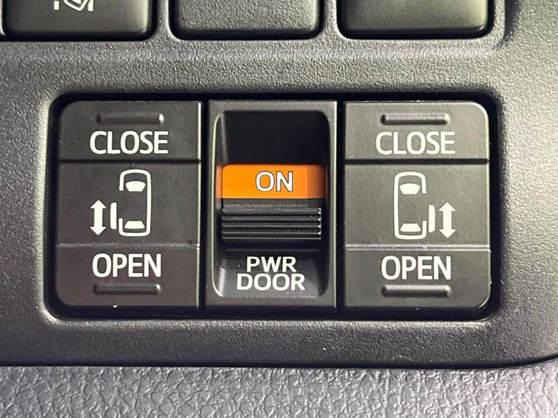 2017 Toyota Noah DAA-ZWR80W (UW-6a70090513497)[22]