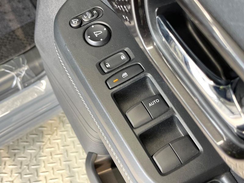2023 Honda N-BOX CUSTOM 6BA-JF5 (UW-6a7158278830d)[29]