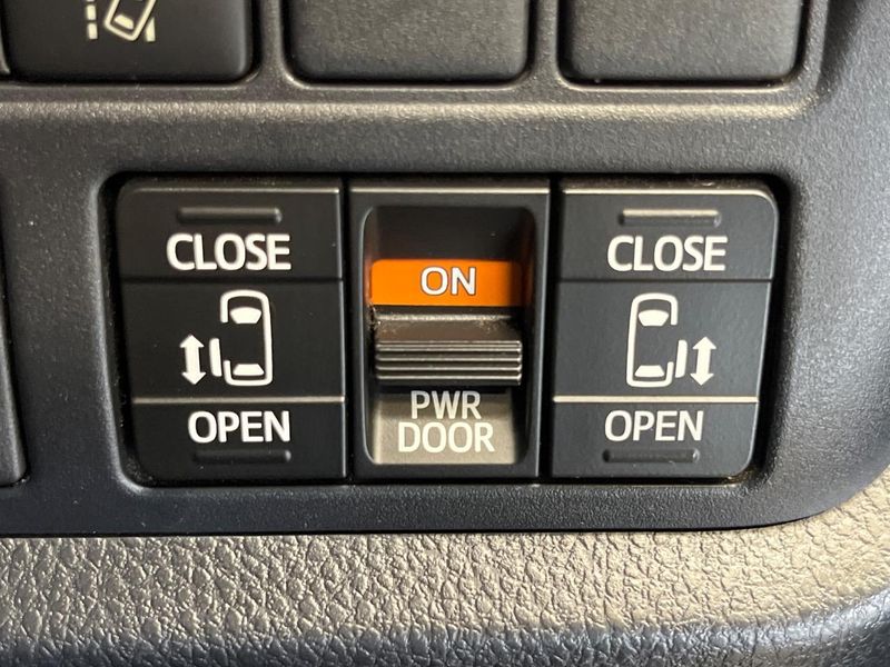2017 Toyota Voxy DBA-ZRR80W (UW-6a715a69ee183)[21]
