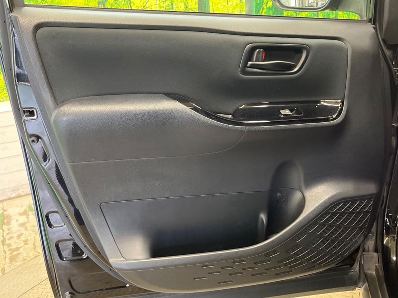 2017 Toyota Voxy DBA-ZRR80W (UW-6a715a69ee183)[5]