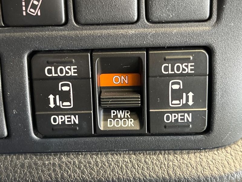 2018 Toyota Voxy DBA-ZRR80W (UW-6a715a6ad7365)[24]