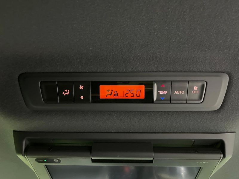 2018 Toyota Voxy DBA-ZRR80W (UW-6a715a6c8309b)[22]