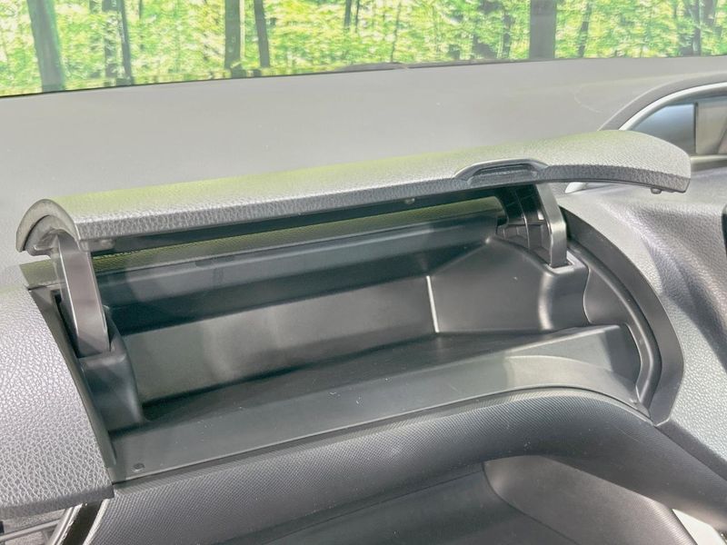 2019 Toyota Voxy DBA-ZRR80W (UW-6a715a6eb32ce)[24]