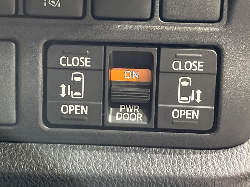 2017 Toyota Noah DBA-ZRR85W (UW-6a715a767b896)[18]