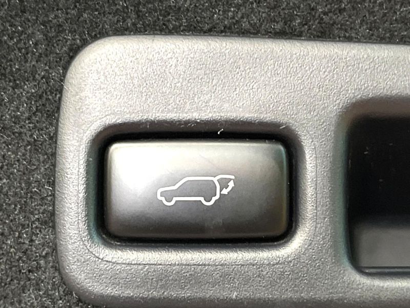 2017 Toyota Harrier DBA-ZSU60W (UW-6a715a7b4fa1c)[14]
