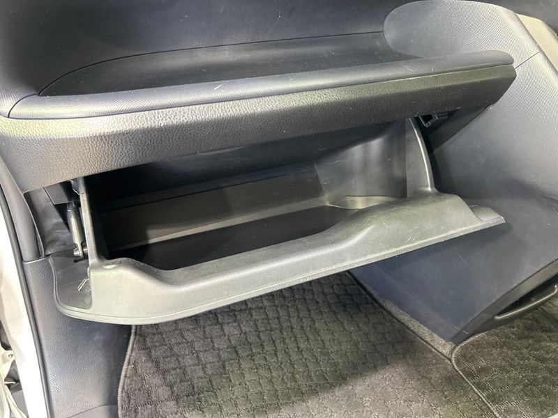 2016 Toyota Voxy DAA-ZWR80W (UW-6a715aa589f45)[4]