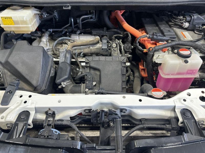 2016 Toyota Voxy DAA-ZWR80W (UW-6a715aa589f45)[12]