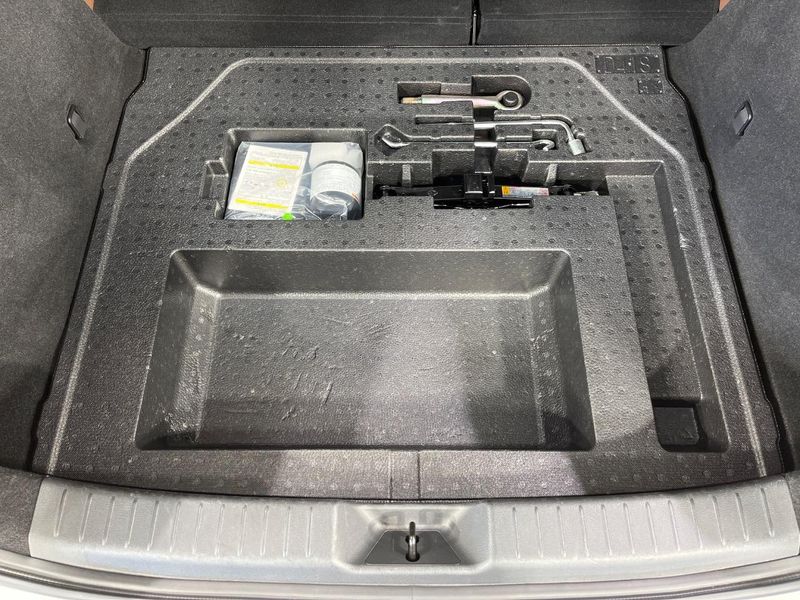 2021 Mazda MX-30 5AA-DREJ3P (UW-6a72a8cbc6f51)[9]