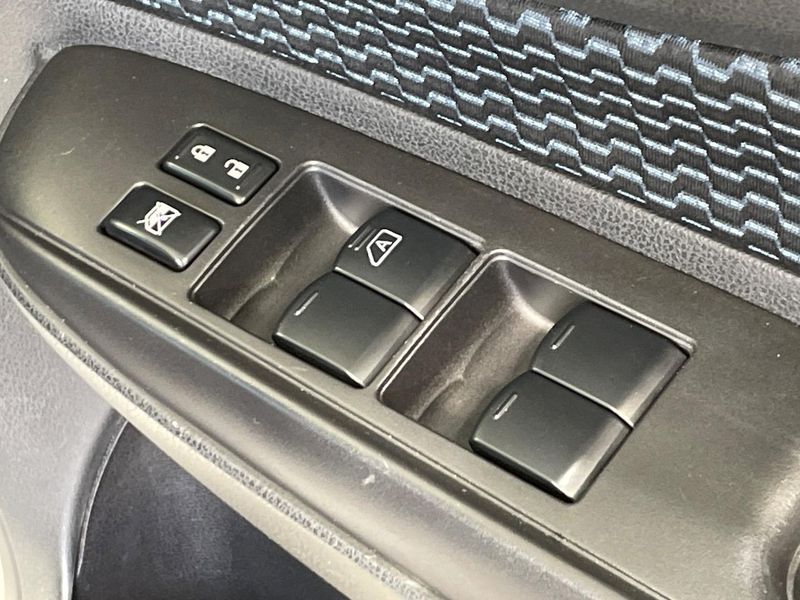 2013 Nissan Note DBA-E12 (UW-6a72a8ccb378d)[23]
