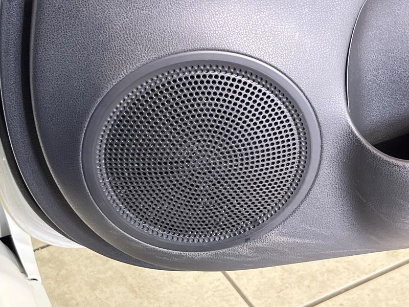 2017 Nissan Note DAA-HE12 (UW-6a72a9390ac0c)[28]