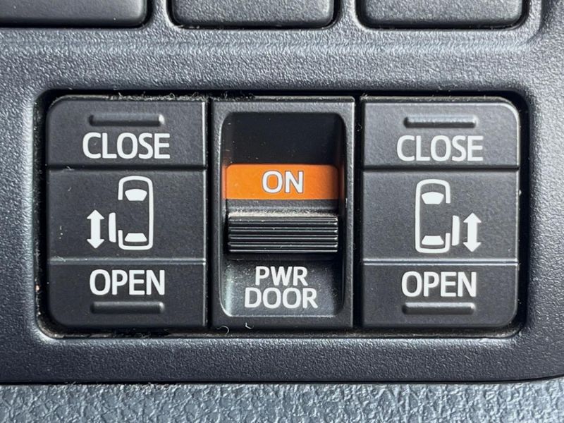 2020 Toyota Voxy DBA-ZRR80W (UW-6a72abe352a52)[17]
