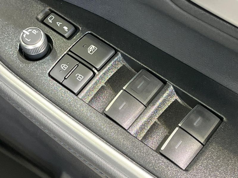 2022 Toyota Voxy 6AA-ZWR90W (UW-6a72ac1d2439a)[29]