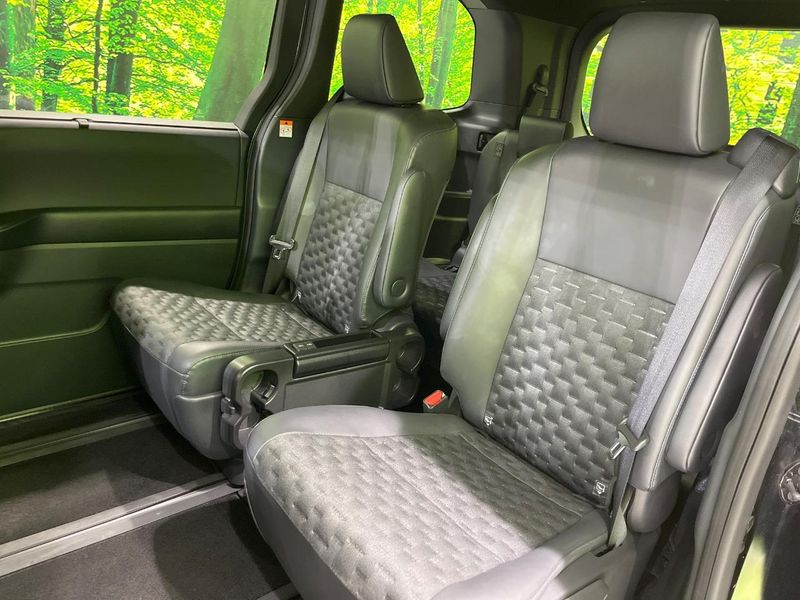2025 Toyota Voxy 6BA-MZRA95W (UW-6a73fc9f3017b)[9]