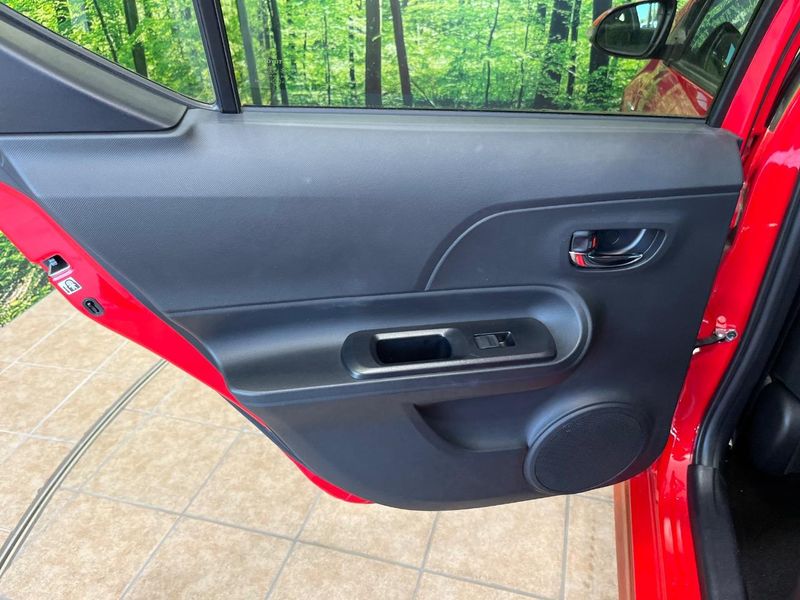 2016 Toyota Aqua DAA-NHP10 (UW-6a73fcb14b1d7)[17]