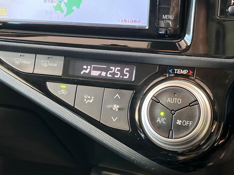 2016 Toyota Aqua DAA-NHP10 (UW-6a73fcb14b1d7)[24]