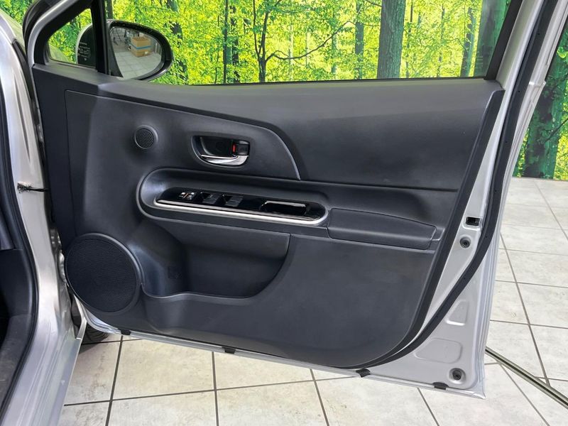 2017 Toyota Aqua DAA-NHP10 (UW-6a754e5ada4db)[23]